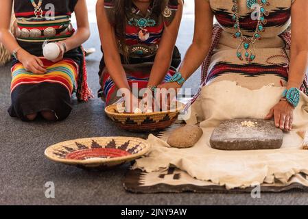 Jones Benally Family tritt beim jährlichen Navajo Festival of Arts & Culture 70. in Flagstaff, Arizona, USA, auf. Stockfoto