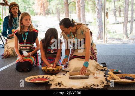 Jones Benally Family tritt beim jährlichen Navajo Festival of Arts & Culture 70. in Flagstaff, Arizona, USA, auf. Stockfoto