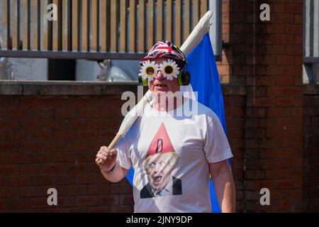 Blackburn, Großbritannien. 14. August 2022. Ein Blackburn-Fan geht am 8/14/2022 zum Ewood Park in Blackburn, Großbritannien. (Foto von Steve Flynn/News Images/Sipa USA) Quelle: SIPA USA/Alamy Live News Stockfoto