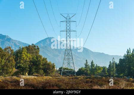 Stahlrohrturm im San Gabriel Valley. Stockfoto