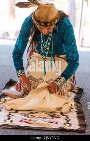 Clayson Benally tritt beim jährlichen Navajo Festival of Arts & Culture 70. in Flagstaff, Arizona, USA, auf. Stockfoto