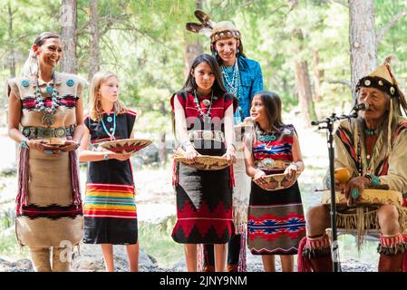 Jones Benally Family tritt beim jährlichen Navajo Festival of Arts & Culture 70. in Flagstaff, Arizona, USA, auf. Stockfoto