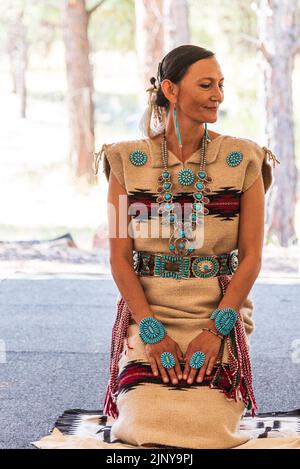 Jeneda Benally tritt beim jährlichen Navajo Festival of Arts & Culture 70. in Flagstaff, Arizona, USA, auf. Stockfoto