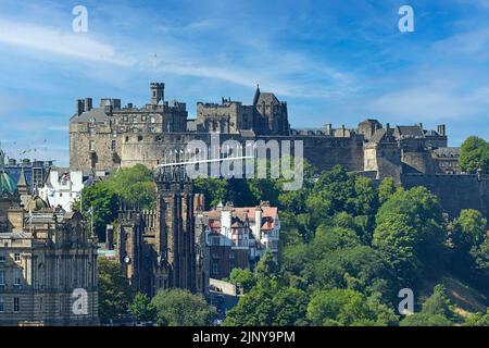 EDINBURGH CASTLE SCHOTTLAND AUF CASTLE ROCK IM SOMMER Stockfoto