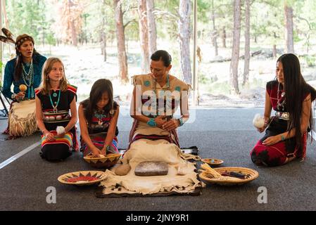 Jones Benally Family tritt beim jährlichen Navajo Festival of Arts & Culture 70. in Flagstaff, Arizona, USA, auf. Stockfoto