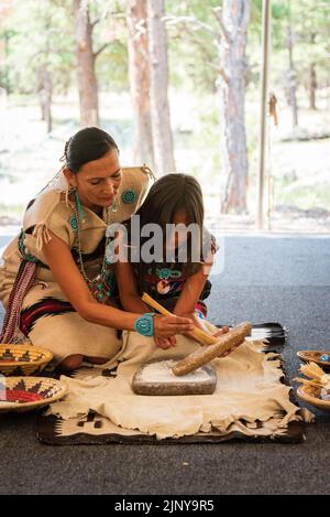 Jones Benally Family tritt beim jährlichen Navajo Festival of Arts & Culture 70. in Flagstaff, Arizona, USA, auf. Stockfoto