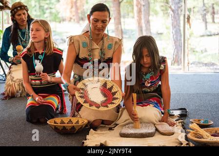 Jones Benally Family tritt beim jährlichen Navajo Festival of Arts & Culture 70. in Flagstaff, Arizona, USA, auf. Stockfoto