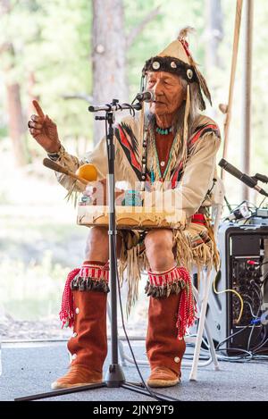 Jones Benally spricht beim jährlichen Navajo Festival of Arts & Culture 70. in Flagstaff, Arizona, USA. Stockfoto