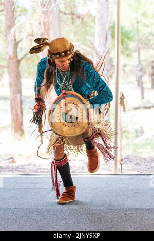 Clayson Benally tanzt und singt beim jährlichen Navajo Festival of Arts & Culture 70. in Flagstaff, Arizona, USA. Stockfoto