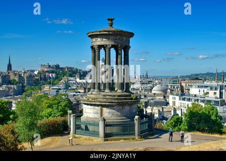 EDINBURGH CITY SCOTLAND DUGALD STEWART MONUMENT UND EIN HEISSER SOMMER BLICK AUF DIE STADT VOM CALTON HILL Stockfoto