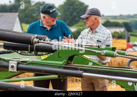 Castleview, West Cork, Irland. 14. August 2022. Die West Cork Vintage Pflügen & Dreschen Vereinigung veranstaltete heute ihren jährlichen Charity Vintage Arbeitstag in der Nähe von Clonakilty. Neben Dreschen und Gerste- und Silageernte gab es Pflügen, Oldtimer, Traktoren und vieles mehr zu sehen und zu tun. Bei der Veranstaltung waren John Buttimer, Rossmore und Maurice Sheehy, Reenascreena. Quelle: AG News/Alamy Live News Stockfoto
