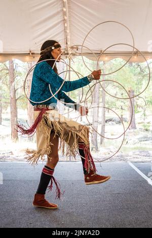 Clayson Benally Hoop Dancer beim jährlichen Navajo Festival of Arts & Culture 70. in Flagstaff, Arizona, USA. Stockfoto