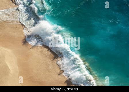 Luftaufnahme des tropischen Ozeans mit Wellen in Bali Indonesien Stockfoto