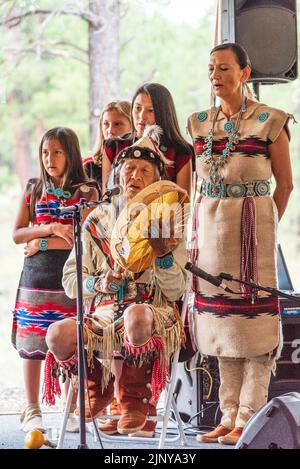 Jones Benally Family tritt beim jährlichen Navajo Festival of Arts & Culture 70. in Flagstaff, Arizona, USA, auf. Stockfoto