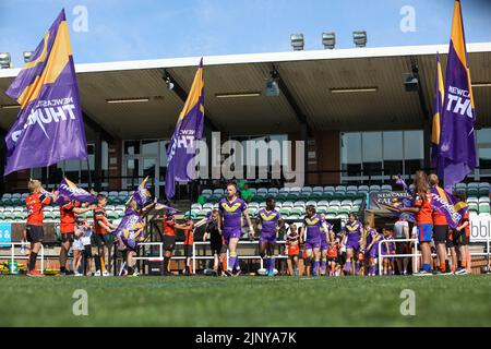 Newcastle, Großbritannien. 08.. Juli 2022. Der Thunder-Kapitän Josh Woods führt seine Spieler am Sonntag, dem 14.. August 2022, für das BETFRED Championship-Spiel zwischen Newcastle Thunder und Leigh Centurions im Kingston Park, Newcastle, an. (Kredit: Chris Lishman | MI News) Kredit: MI Nachrichten & Sport /Alamy Live News Stockfoto