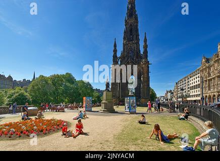 EDINBURGH CITY SCHOTTLAND THE SCOTT MONUMENT AND PRINCES STREET GARDENS AN EINEM HEISSEN SOMMERTAG IST ES NICHT REGNERLICH Stockfoto