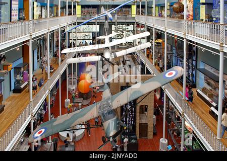EDINBURGH CITY DAS NATIONAL MUSEUM OF SCOTLAND EINE REIHE VON FLUGZEUGEN, DIE VON DER DECKE HÄNGEN Stockfoto