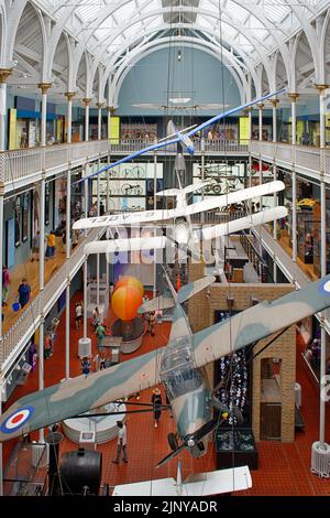 EDINBURGH CITY DAS NATIONAL MUSEUM OF SCOTLAND MEHRERE ARTEN VON FLUGZEUGEN AN DER DECKE HÄNGEN Stockfoto