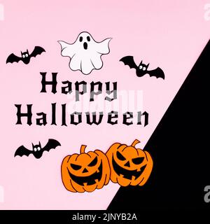 Happy Halloween Text mit Kürbissen. Geister und Fledermäuse auf pastellrosa und dunkelschwarzen Hintergrund. Flach liegend Stockfoto