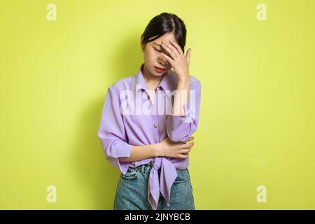 Unglückliche Asiatische Dame Bedeckt Gesicht Weinend Über Gelb Studio Hintergrund Stockfoto