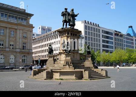 Johannes Gutenberg-Denkmal, 1858 eingeweiht, auf dem Rossmarkt, skulpturale Arbeit von Eduard Schmidt von der Launitz, Frankfurt, Deutschland Stockfoto