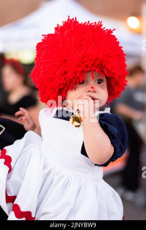 Baby-Mädchen trägt Raggedy Ann Puppe Halloween Kostüm auf einer Halloween-Party in Fountain Hills, Arizona. Stockfoto