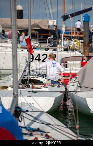 Segler unter den Segeln und Takelage einer großen Anzahl von Rennyachten bei der jährlichen cowes Week Regatta auf der Insel wight, cowes Yacht HAVEN. Stockfoto