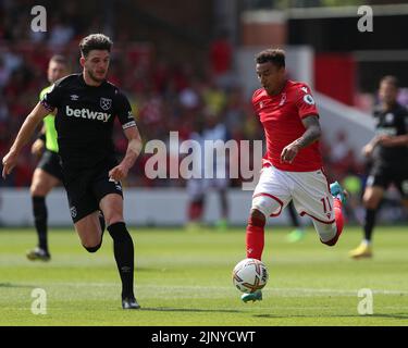 Nottingham, Großbritannien. 14.. August 2022; The City Ground, Nottingham, Nottinghamshire, England; Premier League Football, Nottingham Forest versus West Ham : Jesse Lingard von Nottingham Forest läuft mit dem Ball mit Declan Rire von West Ham United in der Nähe Credit: Action Plus Sports Images/Alamy Live News Stockfoto