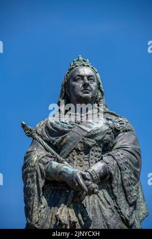 Queen victoria Skulptur oder Bronzestatue an der Strandpromenade in hastings in kent, Royal Queen victoria Statue im Park an der Strandpromenade in hastings uk Stockfoto