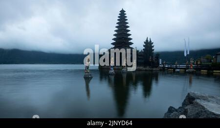 Balinesischer Hindu-Tempel Pura Segara Ulun Danu Batur am See Batur (Danau Batur) in Kintamani, Bangli, Bali, Indonesien. Stockfoto