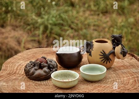 Bereiten Sie chinesischen schwarzen Tee im Teeset auf dem Holztisch zu. Trinken Sie Tee in der Natur. Stockfoto
