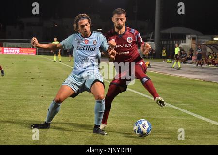 Pier Cesare Tombolato Stadium, Cittadella, Italien, 13. August 2022, Tomas Esteves (Pisa) und Daniele Donnarumma (Cittadella) kämpfen während des Kampfes um den Ball Stockfoto