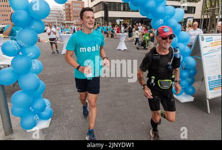 Hamburg, Deutschland. 14. August 2022. Nach seinem 1100 Kilometer langen Charity-Lauf von Freiburg nach Hamburg überquert der 16-jährige Student Denis Holub (l.) mit seinem Laufgefährten Manfred Sandmann ein zweites Mal die Ziellinie. Die er am Ende zurückließ. Mit seinem Lauf unterstützt der Gymnasiast die Arbeit von Mary's Meals, einer in Schottland gegründeten internationalen Kinderhilfsorganisation. Die Organisation unterstützt Kinder in Afrika, Asien, Osteuropa und Lateinamerika. (To dpa 'Student runs more than 1100 kilometers for a good cause') Quelle: Markus Scholz/dpa/Alamy Live News Stockfoto