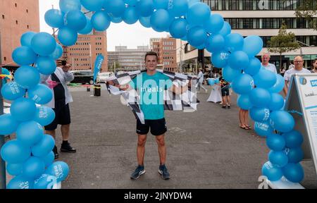 Hamburg, Deutschland. 14. August 2022. Der 16-jährige Student Denis Holub steht nach seinem 1100 Kilometer langen Charity-Lauf von Freiburg nach Hamburg am Ziel. Mit seinem Lauf unterstützt der Gymnasiast die Arbeit von Mary's Meals, einer internationalen Kinderhilfsorganisation, die in Schottland gegründet wurde. Die Organisation unterstützt Kinder in Afrika, Asien, Osteuropa und Lateinamerika. (To dpa 'Student runs more than 1100 kilometers for a good cause') Quelle: Markus Scholz/dpa/Alamy Live News Stockfoto