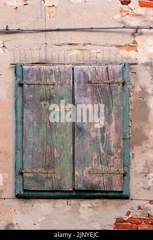 Verwitterte Holzfenster mit abgebroschter grüner Farbe Stockfoto