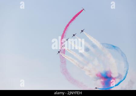 Das Synchronpaar der Red Arrows rollt im August 2022 in Blackpool, Lancashire, um die Enid-Formation. Stockfoto