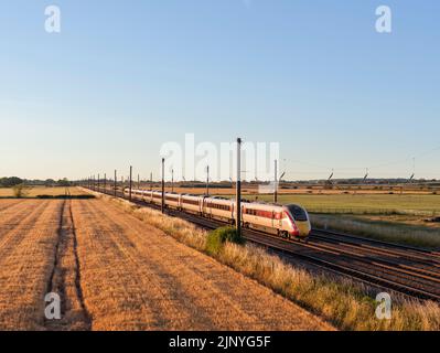 LNER Azuma Zug auf dem viergleisigen Abschnitt der Hauptlinie der Ostküste bei Thirsk Stockfoto