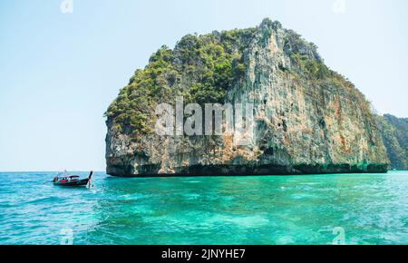 PHI PHI ISLAND, KRABI, THAILAND, 28. März 2016; traditionelle Touristenboote. Touristen, die schnorcheln. Maya Bay auf Ko Phi Phi Island, Stockfoto