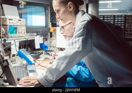 Team von Entwicklungsingenieuren, die im Labor neue Produkte entwickeln Stockfoto