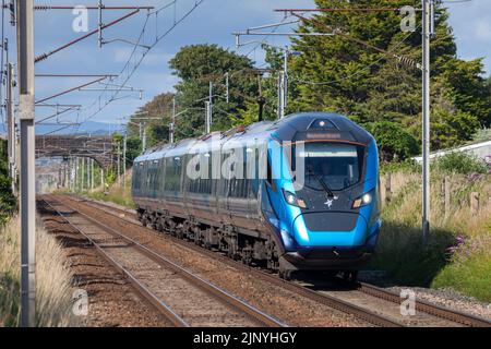 Erster TransPennine Express-Elektrozug der Klasse 397 auf der Hauptlinie der Westküste mit einem Zug vom Flughafen Glasgow nach Manchester Stockfoto