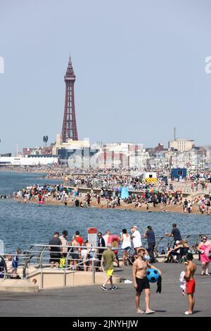 Blackpool, Lancashire, Großbritannien. 14 August '22. Das Wetter in Großbritannien: Heute Nachmittag sind die Menschen am Meer, die Blackpool Airshow ist 2. Tage lang. Quelle: Andrew Bartlett/Alamy Live News Stockfoto