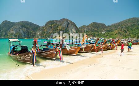 TON SAI BEACH, KRABI, THAILAND. 28. März 2016. Traditionelle Ausflugsboote am Ton Sai Beach. Stockfoto