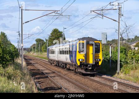 Northern Rail-Dieselzug der Klasse 156 auf der elektrifizierten Hauptlinie der Westküste Stockfoto