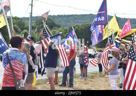 Bedminster, NJ, USA. 14. August 2022. (NEU) Unterstützer des ehemaligen US-Präsidenten Donald J. Trump sammeln sich und nehmen an einer Fahrzeugparade in der Nähe des Trump National Golf Club in Bedminster Teil. 14. August 2022, Bedminster, NJ, USA: Anhänger des ehemaligen US-Präsidenten Donald J. Trump sammeln sich und nehmen an einer Fahrzeugparade in der Nähe des Trump National Golf Club in Bedminster, New Jersey, Teil, um Präsident Trump nach dem FBI-Angriff auf Mar-a-Lago in Palm Beach, Florida, zu unterstützen. Kredit: ZUMA Press, Inc./Alamy Live Nachrichten Stockfoto