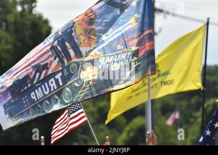 Bedminster, NJ, USA. 14. August 2022. (NEU) Unterstützer des ehemaligen US-Präsidenten Donald J. Trump sammeln sich und nehmen an einer Fahrzeugparade in der Nähe des Trump National Golf Club in Bedminster Teil. 14. August 2022, Bedminster, NJ, USA: Anhänger des ehemaligen US-Präsidenten Donald J. Trump sammeln sich und nehmen an einer Fahrzeugparade in der Nähe des Trump National Golf Club in Bedminster, New Jersey, Teil, um Präsident Trump nach dem FBI-Angriff auf Mar-a-Lago in Palm Beach, Florida, zu unterstützen. Kredit: ZUMA Press, Inc./Alamy Live Nachrichten Stockfoto