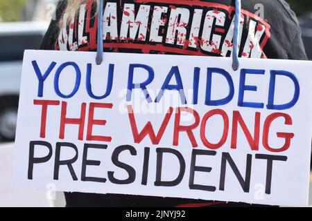 Bedminster, NJ, USA. 14. August 2022. (NEU) Unterstützer des ehemaligen US-Präsidenten Donald J. Trump sammeln sich und nehmen an einer Fahrzeugparade in der Nähe des Trump National Golf Club in Bedminster Teil. 14. August 2022, Bedminster, NJ, USA: Anhänger des ehemaligen US-Präsidenten Donald J. Trump sammeln sich und nehmen an einer Fahrzeugparade in der Nähe des Trump National Golf Club in Bedminster, New Jersey, Teil, um Präsident Trump nach dem FBI-Angriff auf Mar-a-Lago in Palm Beach, Florida, zu unterstützen. Kredit: ZUMA Press, Inc./Alamy Live Nachrichten Stockfoto