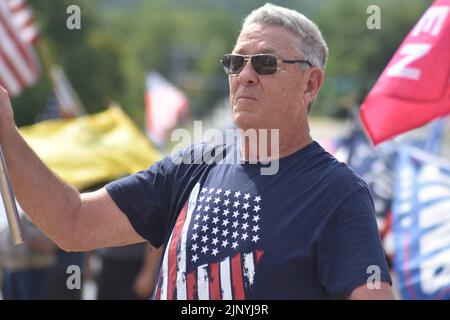 Bedminster, NJ, USA. 14. August 2022. (NEU) Unterstützer des ehemaligen US-Präsidenten Donald J. Trump sammeln sich und nehmen an einer Fahrzeugparade in der Nähe des Trump National Golf Club in Bedminster Teil. 14. August 2022, Bedminster, NJ, USA: Anhänger des ehemaligen US-Präsidenten Donald J. Trump sammeln sich und nehmen an einer Fahrzeugparade in der Nähe des Trump National Golf Club in Bedminster, New Jersey, Teil, um Präsident Trump nach dem FBI-Angriff auf Mar-a-Lago in Palm Beach, Florida, zu unterstützen. Kredit: ZUMA Press, Inc./Alamy Live Nachrichten Stockfoto