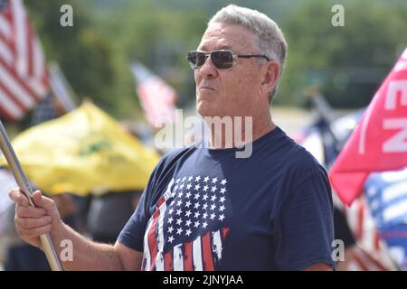 Bedminster, NJ, USA. 14. August 2022. (NEU) Unterstützer des ehemaligen US-Präsidenten Donald J. Trump sammeln sich und nehmen an einer Fahrzeugparade in der Nähe des Trump National Golf Club in Bedminster Teil. 14. August 2022, Bedminster, NJ, USA: Anhänger des ehemaligen US-Präsidenten Donald J. Trump sammeln sich und nehmen an einer Fahrzeugparade in der Nähe des Trump National Golf Club in Bedminster, New Jersey, Teil, um Präsident Trump nach dem FBI-Angriff auf Mar-a-Lago in Palm Beach, Florida, zu unterstützen. Kredit: ZUMA Press, Inc./Alamy Live Nachrichten Stockfoto