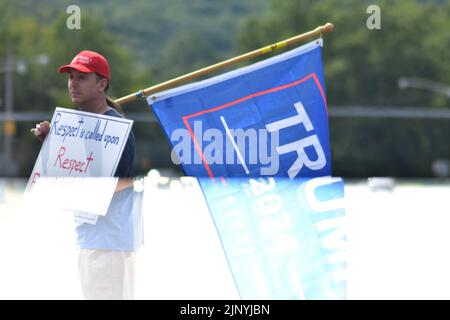 Bedminster, NJ, USA. 14. August 2022. (NEU) Unterstützer des ehemaligen US-Präsidenten Donald J. Trump sammeln sich und nehmen an einer Fahrzeugparade in der Nähe des Trump National Golf Club in Bedminster Teil. 14. August 2022, Bedminster, NJ, USA: Anhänger des ehemaligen US-Präsidenten Donald J. Trump sammeln sich und nehmen an einer Fahrzeugparade in der Nähe des Trump National Golf Club in Bedminster, New Jersey, Teil, um Präsident Trump nach dem FBI-Angriff auf Mar-a-Lago in Palm Beach, Florida, zu unterstützen. Kredit: ZUMA Press, Inc./Alamy Live Nachrichten Stockfoto