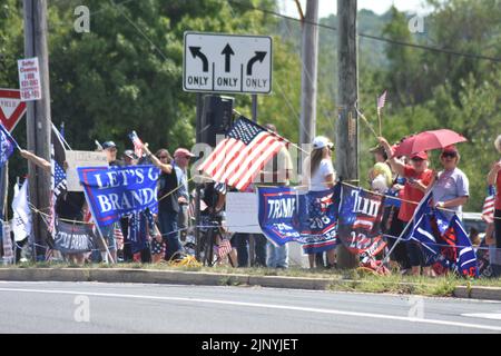 Bedminster, NJ, USA. 14. August 2022. (NEU) Unterstützer des ehemaligen US-Präsidenten Donald J. Trump sammeln sich und nehmen an einer Fahrzeugparade in der Nähe des Trump National Golf Club in Bedminster Teil. 14. August 2022, Bedminster, NJ, USA: Anhänger des ehemaligen US-Präsidenten Donald J. Trump sammeln sich und nehmen an einer Fahrzeugparade in der Nähe des Trump National Golf Club in Bedminster, New Jersey, Teil, um Präsident Trump nach dem FBI-Angriff auf Mar-a-Lago in Palm Beach, Florida, zu unterstützen. Kredit: ZUMA Press, Inc./Alamy Live Nachrichten Stockfoto